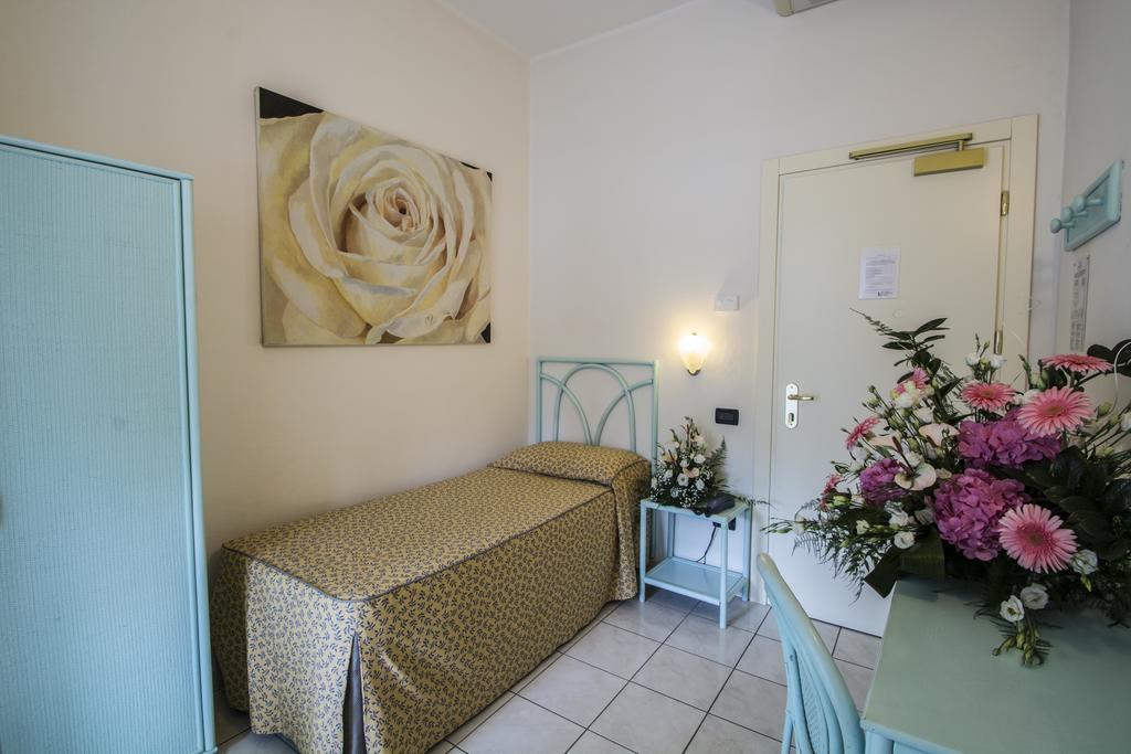 Hotel Riviera Blu Tirrenia Habitación foto